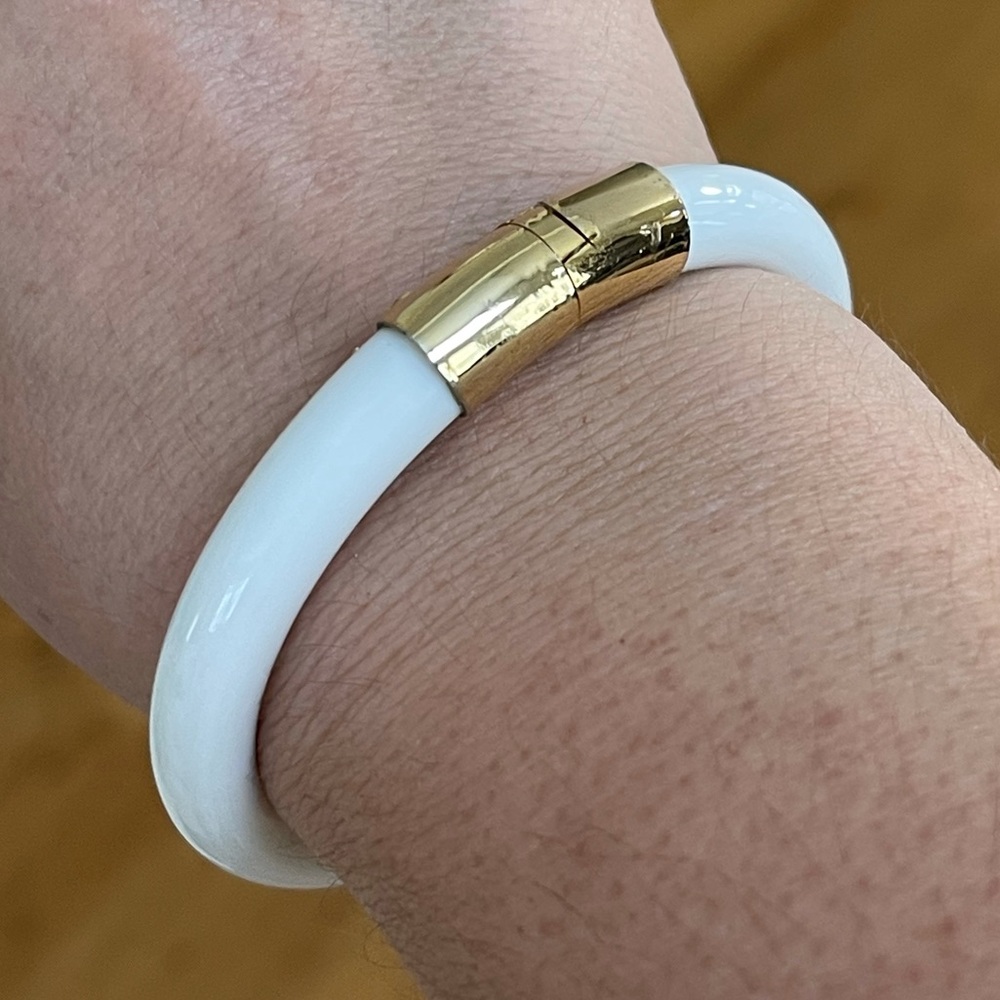 Rare white Peking glass gold tone hinged bangle - Picture 4 of 12